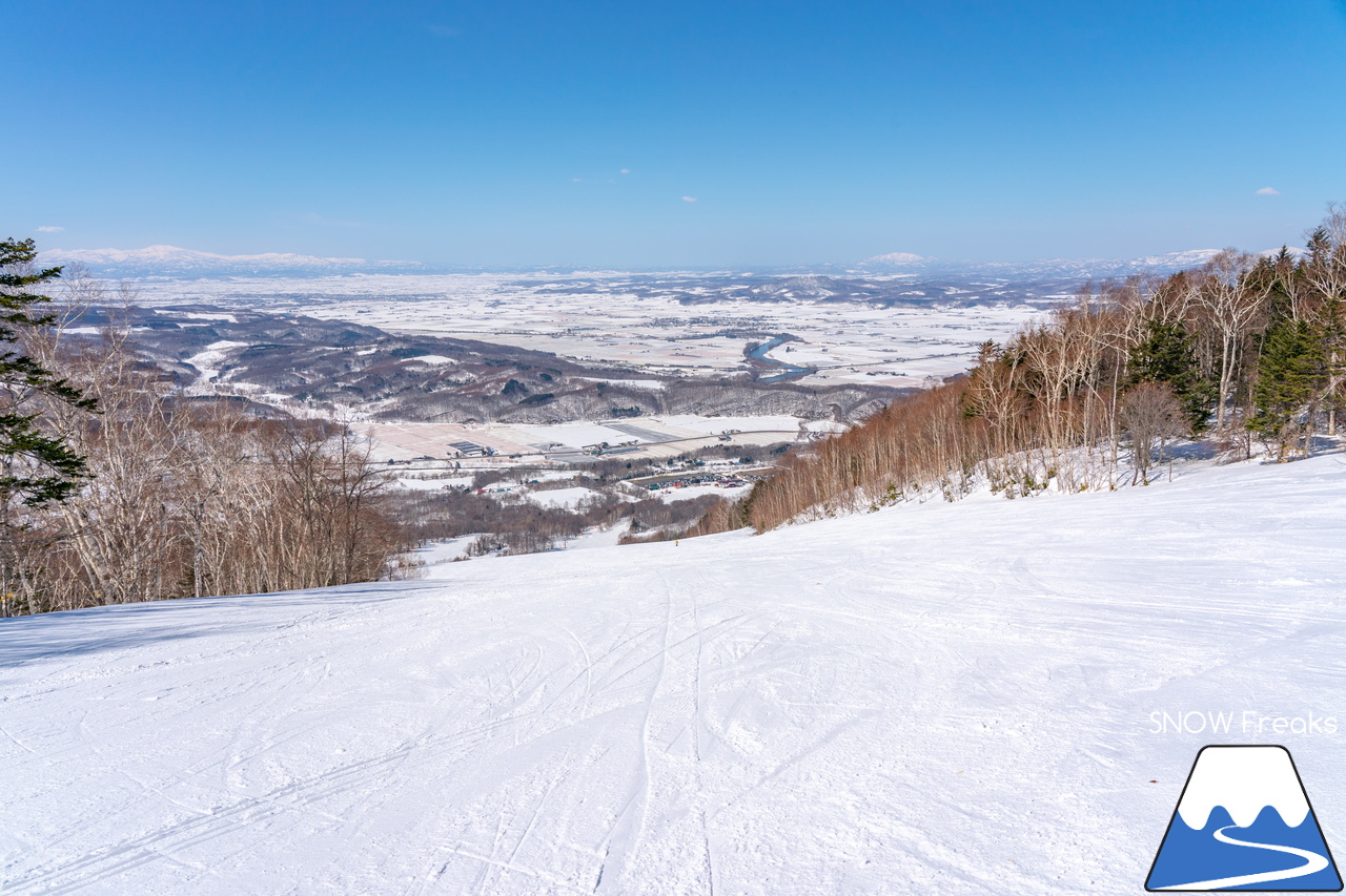 カムイスキーリンクス｜山頂から山麓までゲレンデには積雪たっぷり＆最新の自動券売機導入でチケット購入時の待ち時間も短縮。最高に気持ちの良い春スキーを楽しみましょう(^_-)-☆